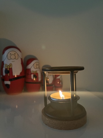 Ein einfaches Räucherstövchen Ein kleines Räucherstövchenn mit sanfter Flamme - Symbol für Ruhe und Bereinigung in den Rauhnächten