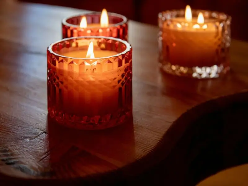 Die drei Haupt-Rauhnächte im Licht Drei brennende Kerzen im Glas - Symbolbild für die drei Haupt-Rauhnächte