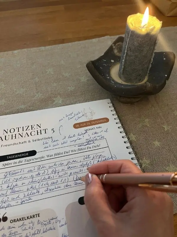 Notizzettel zur 5. Rauhnacht im Rauhnaechte-Workbook Notizzettel zur 5. Rauhnacht im Rauhnaechte-Workbook neben einer brennenden Kerze - Zeit für Reflexion